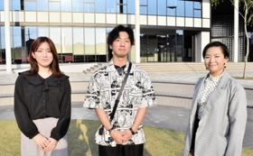 沖縄出身の（左から）島袋凜さん、大嵩洸輝さん、島袋あおいさん＝芸術文化観光専門職大学