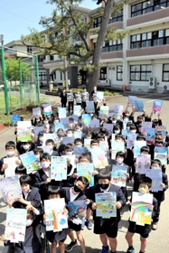 ポスターを描いた児童ら＝豊岡小学校