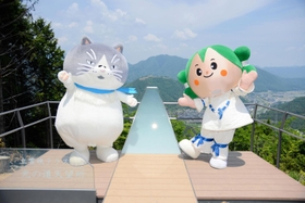 竹田城跡を望む名所・立雲峡に新設された展望台「立雲峡テラス」で朝来市のマスコットキャラクター「ちゃすりん」（右）とポーズを取るマル