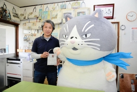 神戸新聞広谷大屋専売所の長島敏行所長（左）を訪問したマル（左）＝養父市