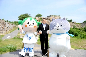 竹田城跡で記念撮影する（左から）マスコットキャラクター「ちゃすりん」、藤岡勇朝来市長、マル＝朝来市和田山町竹田古城山