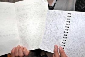 小学生の頃からコウノトリの情報をびっしりと書き留めているノート＝豊岡市
