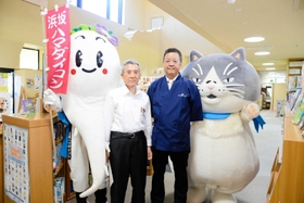 加藤文太郎記念図書館を訪問し、西村銀三町長（左から２人目）らと記念撮影するマル（右）＝新温泉町浜坂