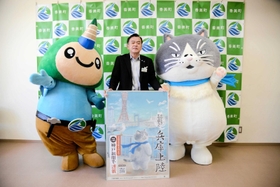 香美町役場を訪れ、浜上勇人町長（中央）とジオンくん（左）にあいさつするマル＝香美町香住区香住