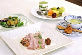 但馬地域を含む県内の食材が味わえる新メニュー＝あさぎり荘