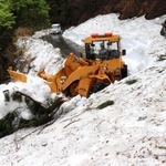 斜面の雪や落石などを取り除きながら進む除雪車＝上山高原