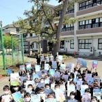ポスターを描いた児童ら＝豊岡小学校
