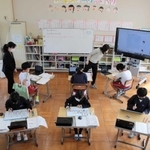 複式学級で算数を勉強する３・４年生。人数が少ない分、きめ細やかに指導できるメリットも大きいという＝佐津小学校