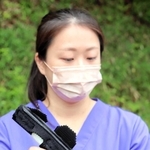 試作を重ねた装具を持つ川上紀子さん＝県立コウノトリの郷公園