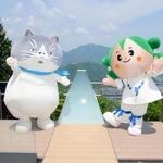 竹田城跡を望む名所・立雲峡に新設された展望台「立雲峡テラス」で朝来市のマスコットキャラクター「ちゃすりん」（右）とポーズを取るマル