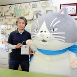 神戸新聞広谷大屋専売所の長島敏行所長（左）を訪問したマル（左）＝養父市
