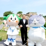 竹田城跡で記念撮影する（左から）マスコットキャラクター「ちゃすりん」、藤岡勇朝来市長、マル＝朝来市和田山町竹田古城山