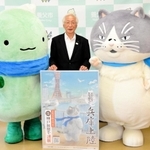 広瀬栄市長と記念撮影する「マル」（右）と「やっぷ～」（左）＝養父市八鹿町八鹿、養父市役所