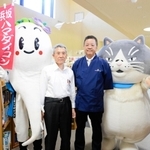加藤文太郎記念図書館を訪問し、西村銀三町長（左から２人目）らと記念撮影するマル（右）＝新温泉町浜坂