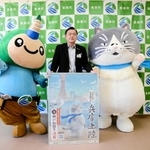 香美町役場を訪れ、浜上勇人町長（中央）とジオンくん（左）にあいさつするマル＝香美町香住区香住