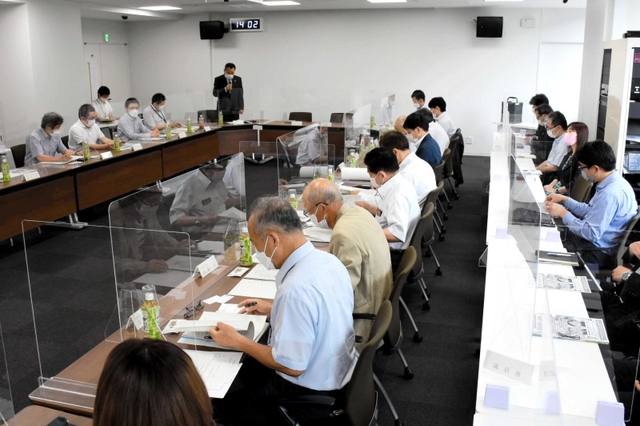 現状や課題などについて意見を交わした朝来市公共交通会議＝同市役所