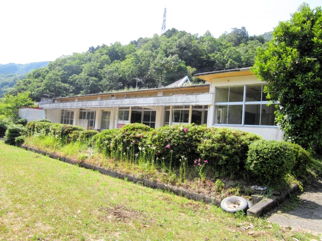 トラフグの陸上養殖に使われる旧竹内幼稚園の外観＝朝来市和田山町和田（朝来市提供）
