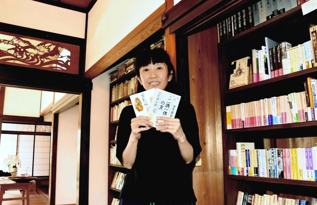 オープンした「本は人生のおやつです！！」と坂上友紀さん＝朝来市山東町