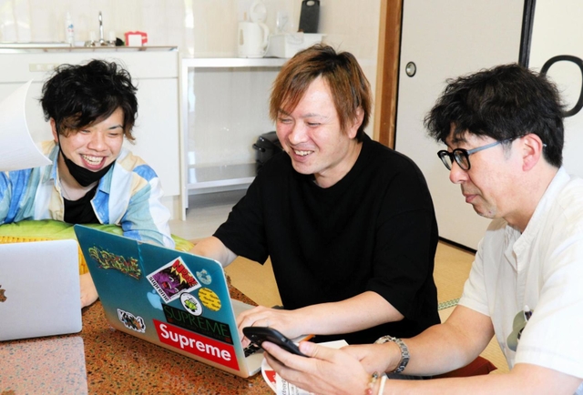 山陰地方の企業を応援するダンス動画の計画を練る（左から）真山拓郎さん、西村宏幸さん、西村太さん＝新温泉町居組