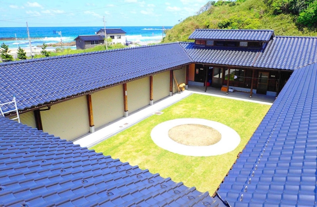 竹野子ども体験村の中央に設けられたキャンプファイアサイト＝豊岡市竹野町（豊岡市竹野振興局提供）