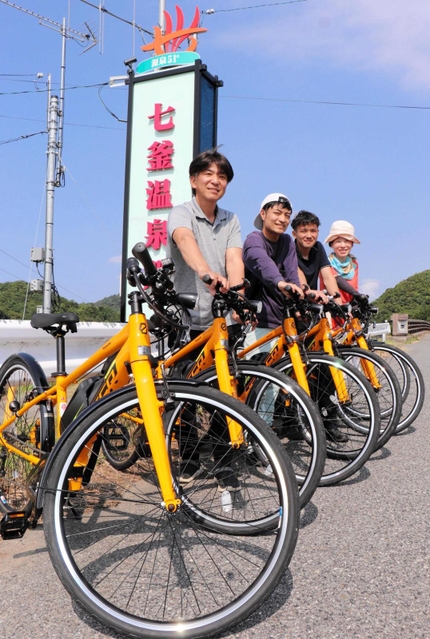 Ｅバイクによる「ポタリング」のプログラムを用意した七釜温泉旅館組合のメンバーら＝新温泉町栃谷