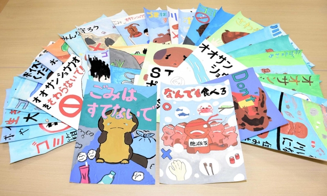 生野中学校２、３年生が描いたポスター。日本オオサンショウウオ大会・朝来大会で展示される＝朝来市埋蔵文化財センター