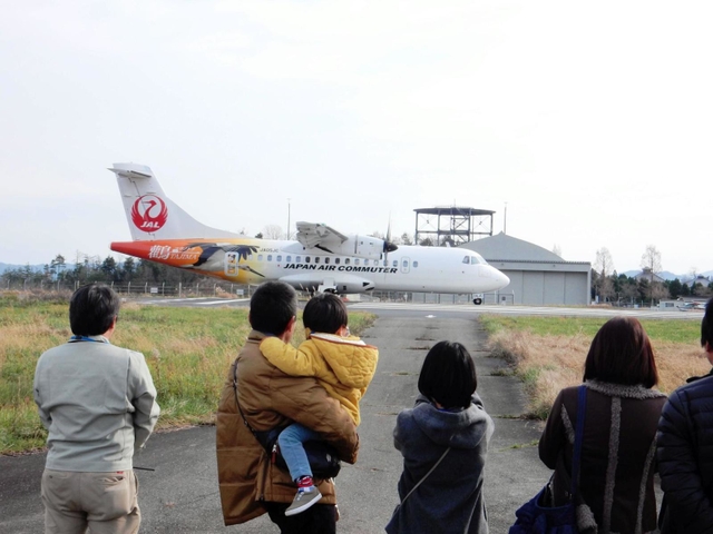 定期便離陸をすぐそばの場周道路から見学できる（但馬空港ターミナル提供）