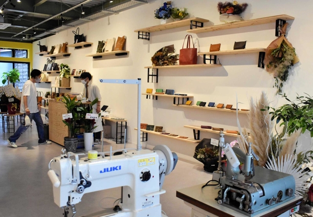 会員は１階のショップで製作した商品を販売することができる＝豊岡市中央町