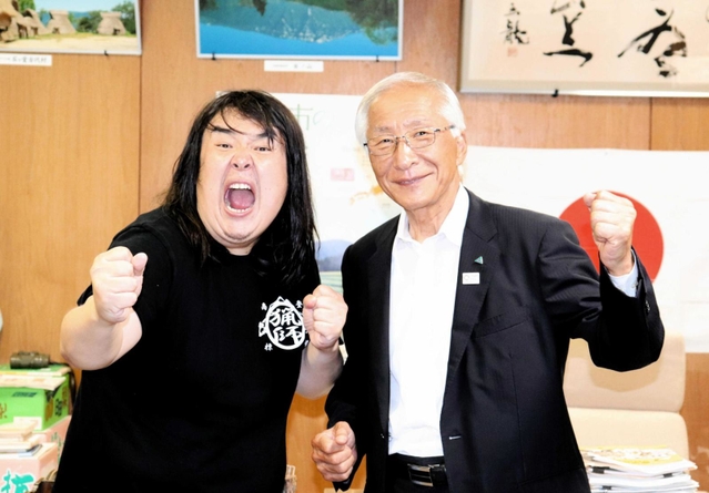 「バーチャルやぶ」の仕掛け人ガリガリガリクソンさん（左）と広瀬市長＝養父市役所