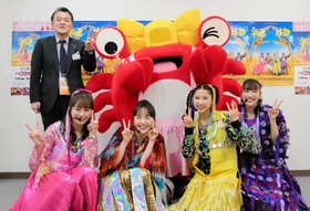香美町のゆるキャラ「かすみちゃん」や浜上勇人町長と一緒にカニポーズを決めるメンバー＝香住区中央公民館