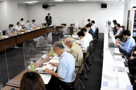 現状や課題などについて意見を交わした朝来市公共交通会議＝同市役所