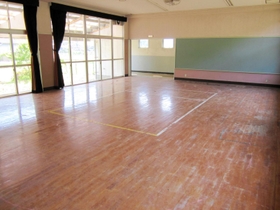 トラフグ養殖に利用される旧竹内幼稚園の園舎＝朝来市和田山町和田