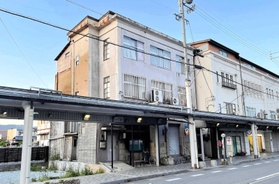 解体前の旧但馬銀行豊岡東支店の建物（手前）＝豊岡市中央町