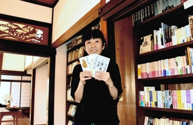 オープンした「本は人生のおやつです！！」と坂上友紀さん＝朝来市山東町