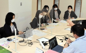 「みらい応援ルーム」に視察に訪れた他の自治体職員に説明する豊岡市職員＝ワック・トヨオカ