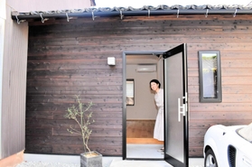 井原麗奈さんが地域交流拠点に活用するために改修した離れ＝豊岡市山王町