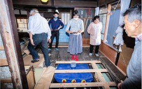 床下に水のタンクを入れ込む作業風景（Ｃ）ｐｈｏｔｏ　ｂｙ　ｂｏｚｚｏ