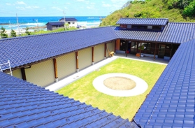 竹野子ども体験村の中央に設けられたキャンプファイアサイト＝豊岡市竹野町（豊岡市竹野振興局提供）
