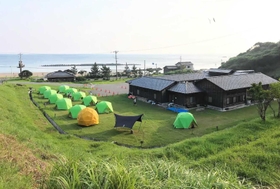 多彩な体験プログラムが楽しめる「竹野子ども体験村」のキャンプ施設＝豊岡市竹野町（豊岡市竹野振興局提供）