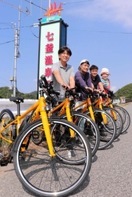 Ｅバイクによる「ポタリング」のプログラムを用意した七釜温泉旅館組合のメンバーら＝新温泉町栃谷