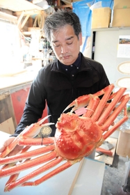 数多くのカニの立体看板を手掛けてきた今西照一さん＝香美町香住区余部