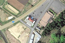 かに一番久美浜店のカニは航空写真でも存在感が際立つ（（ｃ）Ｇｏｏｇｌｅ）