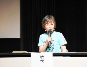 日本ハンザキ研究所の栃本武良・元所長をしのんで対談する竹下景子さん＝生野マインホール