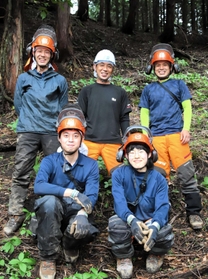 久田和幸さん（後列中央）の班で技術を磨く古川さん（前列右）＝香美町村岡区寺河内