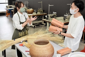 ２階の月額会員制のアトリエ。ミシンや作業台を使用して創作に励むことができる＝豊岡市中央町