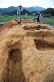 「初瀬谷・柏谷古墳群」の発掘現場＝新温泉町七釜
