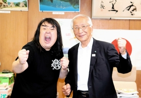 「バーチャルやぶ」の仕掛け人ガリガリガリクソンさん（左）と広瀬市長＝養父市役所
