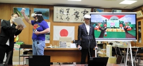 「バーチャルやぶ」のオープニングイベント。ガリガリガリクソンさんと養父市をＰＲする広瀬栄市長（右）＝養父市役所