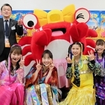 香美町のゆるキャラ「かすみちゃん」や浜上勇人町長と一緒にカニポーズを決めるメンバー＝香住区中央公民館