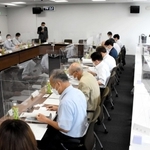 現状や課題などについて意見を交わした朝来市公共交通会議＝同市役所